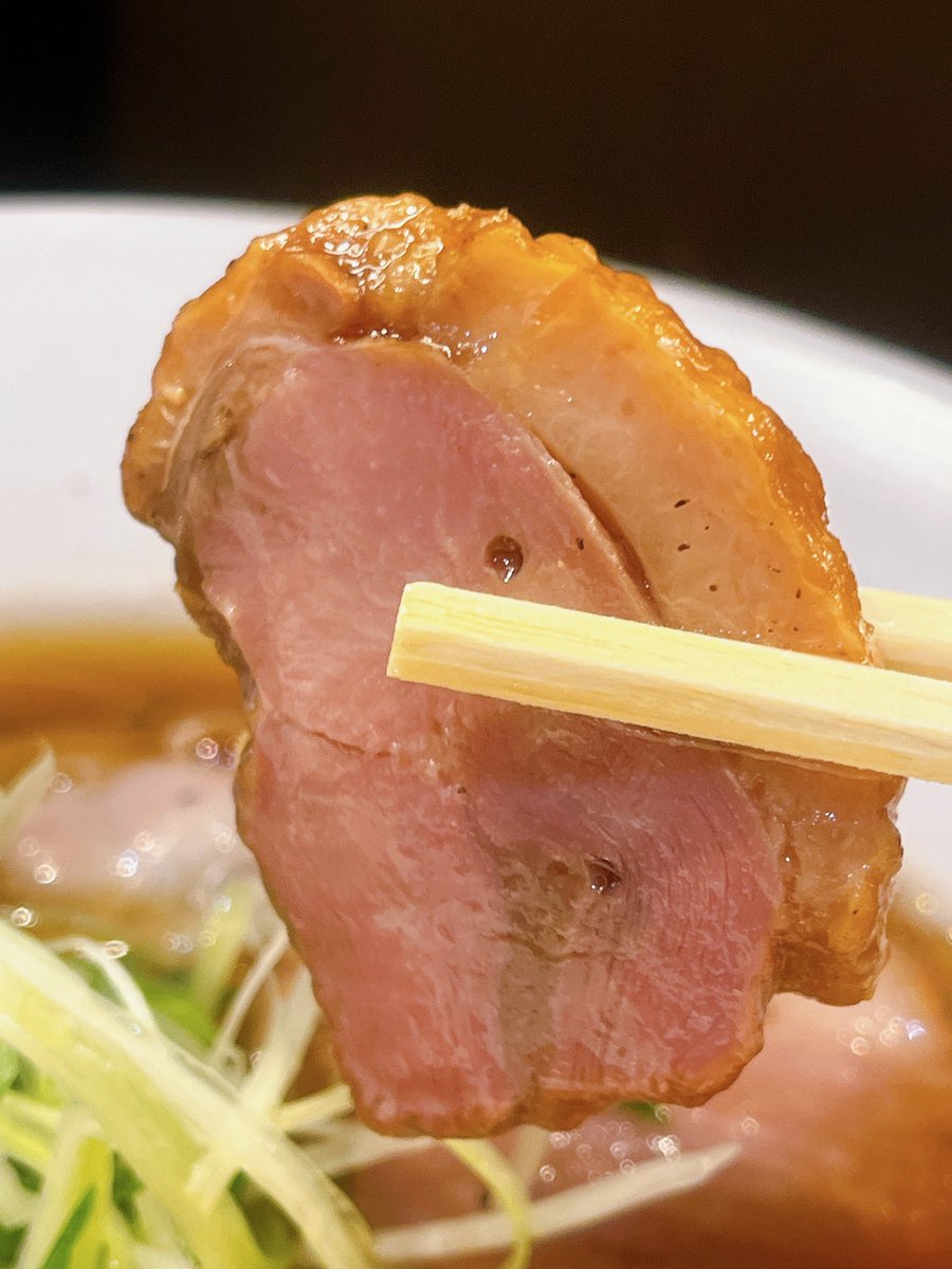 pchan_rm's tweet photo. ラーメン激戦区天満エリアの
大将の凄まじい執念とこだわりを
全身で体感できる一杯に出会う‼️
「ラーメン哲勝」さん

今回いただいたのはネーミングからして
男心をくすぐられる
『醤油No.6』🍜✨

名前の理由を伺うと
「醤油を6個目に開発したから」🤩‼️
そのお話を聞いた瞬間
続く https://t.co/BqfG654AsO