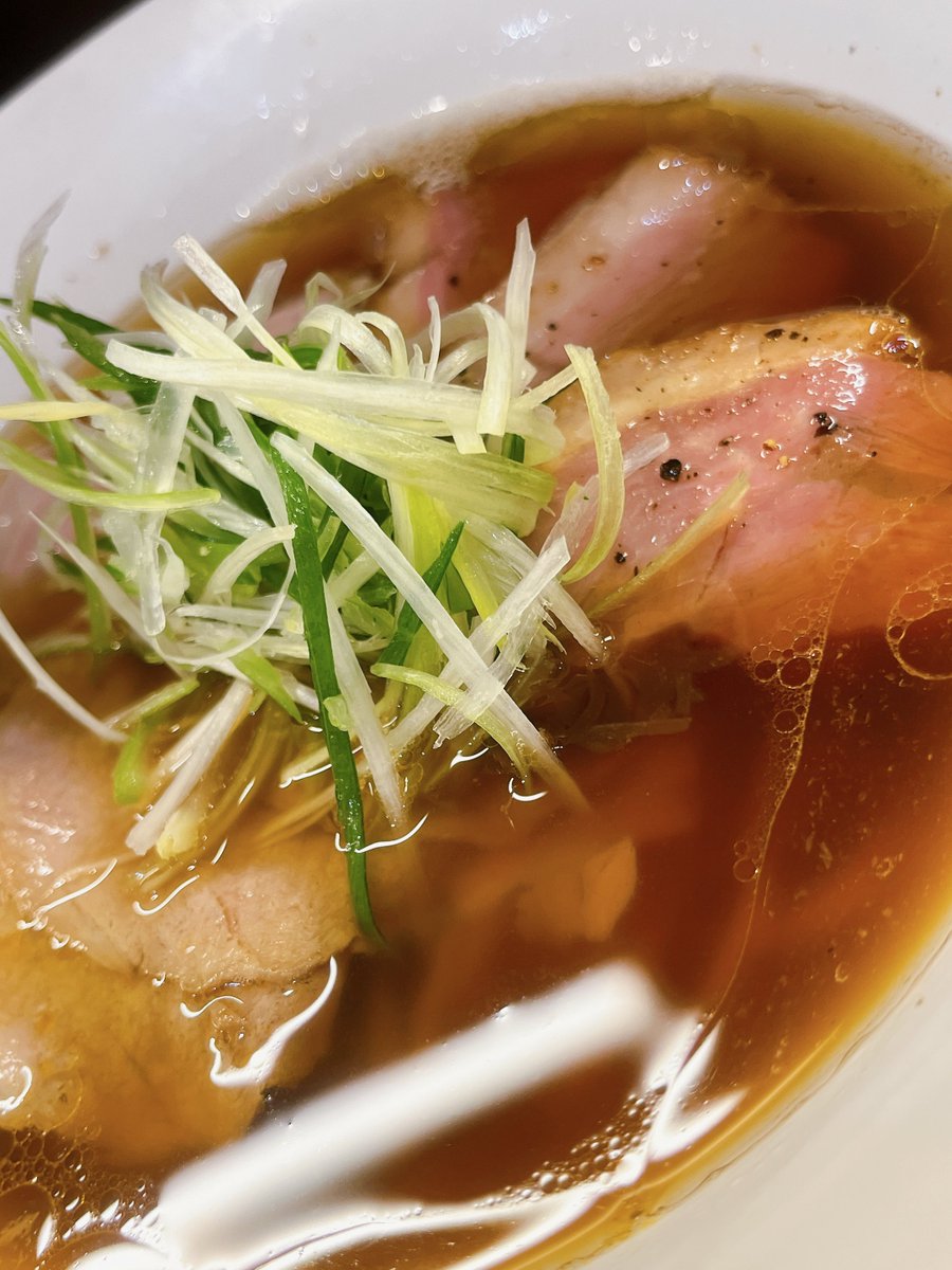pchan_rm's tweet photo. ラーメン激戦区天満エリアの
大将の凄まじい執念とこだわりを
全身で体感できる一杯に出会う‼️
「ラーメン哲勝」さん

今回いただいたのはネーミングからして
男心をくすぐられる
『醤油No.6』🍜✨

名前の理由を伺うと
「醤油を6個目に開発したから」🤩‼️
そのお話を聞いた瞬間
続く https://t.co/BqfG654AsO