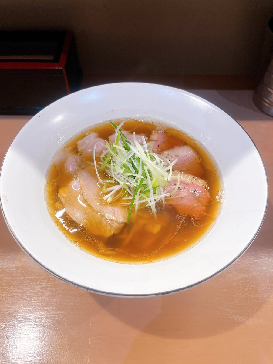 pchan_rm's tweet photo. ラーメン激戦区天満エリアの
大将の凄まじい執念とこだわりを
全身で体感できる一杯に出会う‼️
「ラーメン哲勝」さん

今回いただいたのはネーミングからして
男心をくすぐられる
『醤油No.6』🍜✨

名前の理由を伺うと
「醤油を6個目に開発したから」🤩‼️
そのお話を聞いた瞬間
続く https://t.co/BqfG654AsO