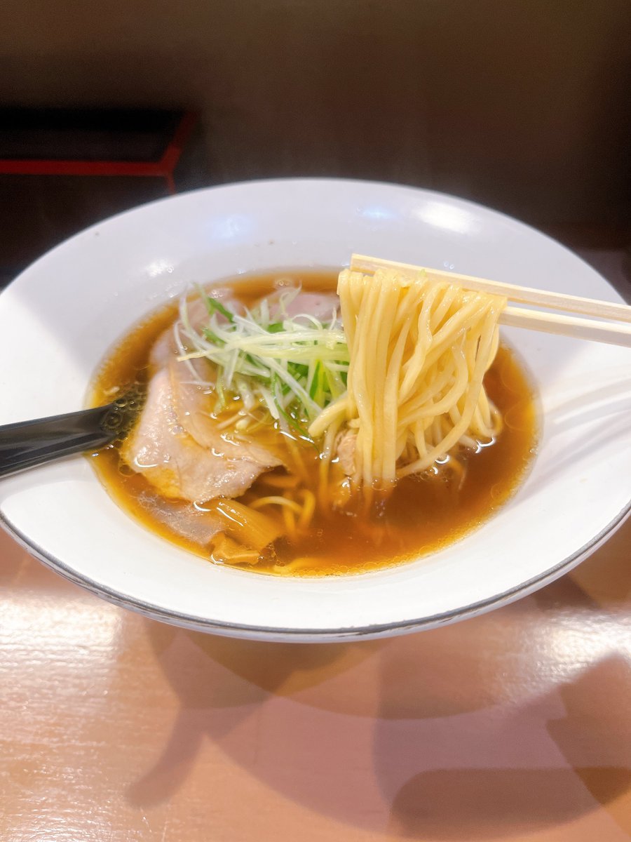 pchan_rm's tweet photo. ラーメン激戦区天満エリアの
大将の凄まじい執念とこだわりを
全身で体感できる一杯に出会う‼️
「ラーメン哲勝」さん

今回いただいたのはネーミングからして
男心をくすぐられる
『醤油No.6』🍜✨

名前の理由を伺うと
「醤油を6個目に開発したから」🤩‼️
そのお話を聞いた瞬間
続く https://t.co/BqfG654AsO