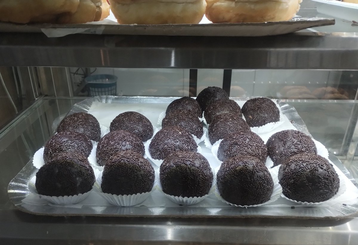 acervocdt's tweet photo. ADORO brigadeiro de resto de bolo esmagado https://t.co/pJjdAhIHet