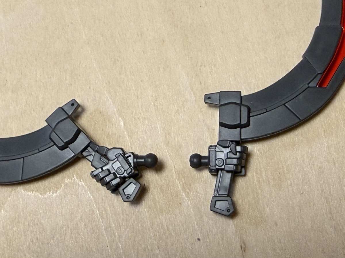 shaba63's tweet photo. 手のひらと手の甲で武器を保持している(武器を握っているのに手のひらが見えている)違和感、一度持ってしまうともう戻れなくなるぞ https://t.co/BQkRwQmAsM