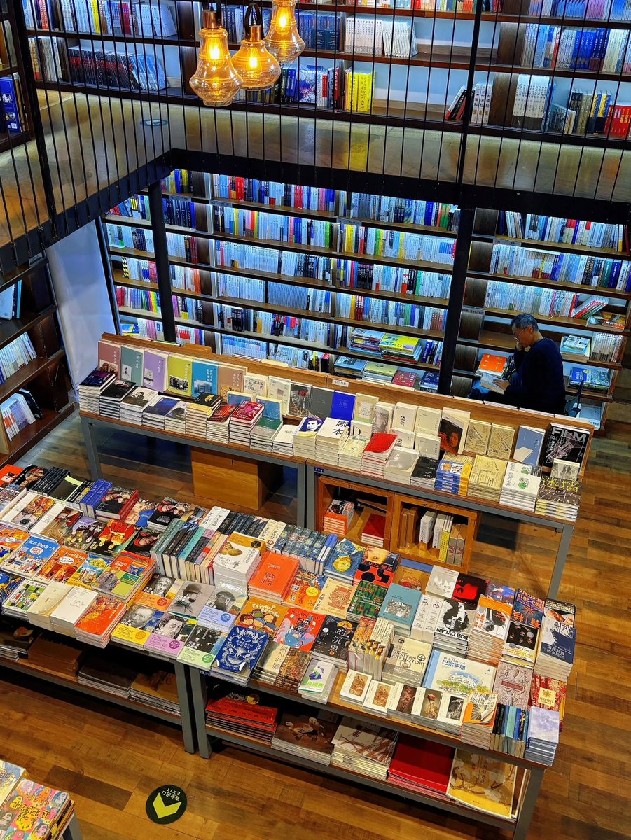 ForexShuffleOne's tweet photo. Just got lost in my favorite bookstore for an hour, the smell of old pages is exactly what I needed today. https://t.co/QQjU7yppSN