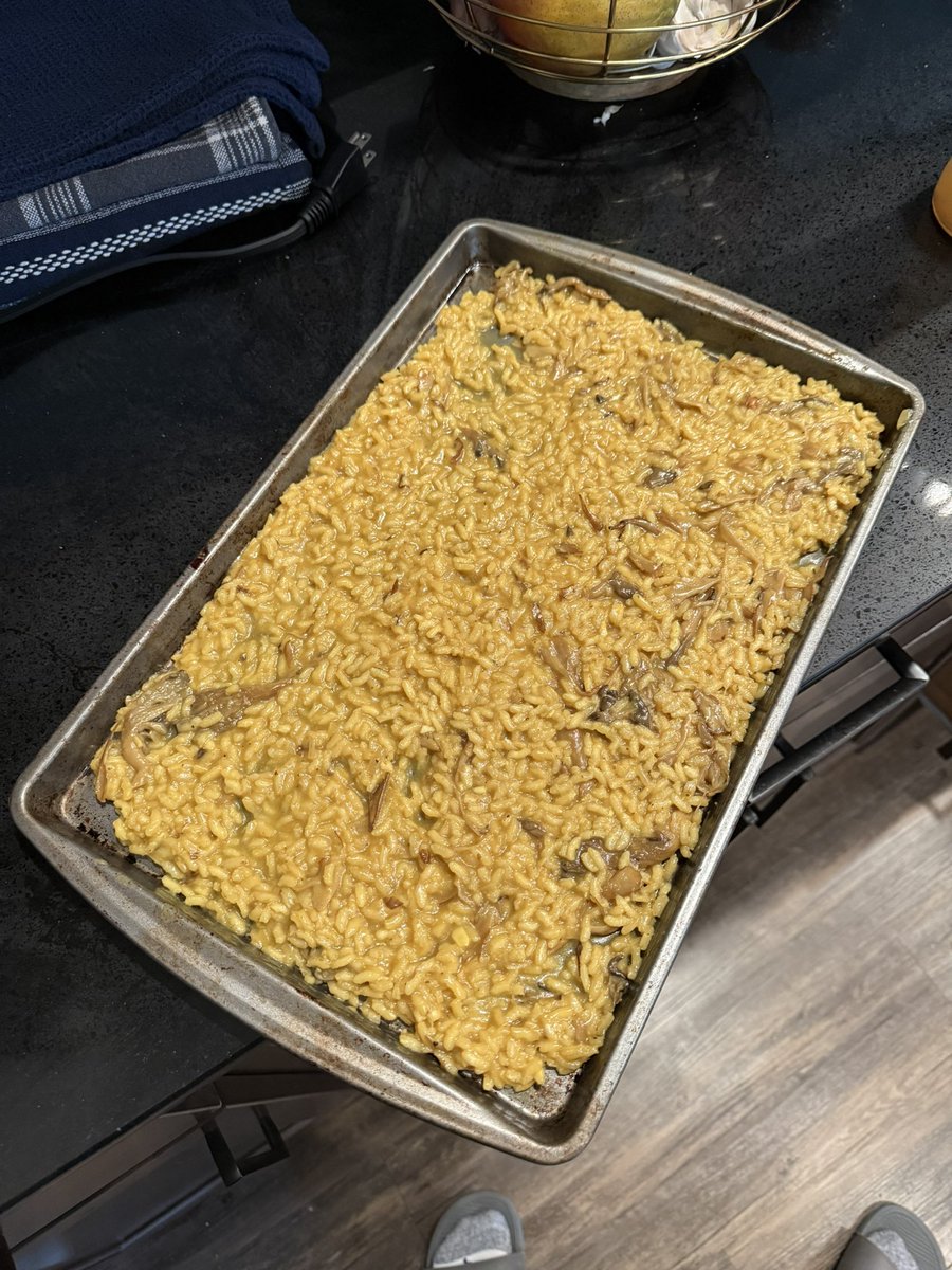 YTDalpha's tweet photo. First course this Sunday evening is some soy musrhoom arinchini. Risotto with curry powder, old bay, and shaoxing wine. Topped with an orange liquor reduction and soy mayo. Not sure if I'll make it to course #2. https://t.co/BnFlWL9n0V