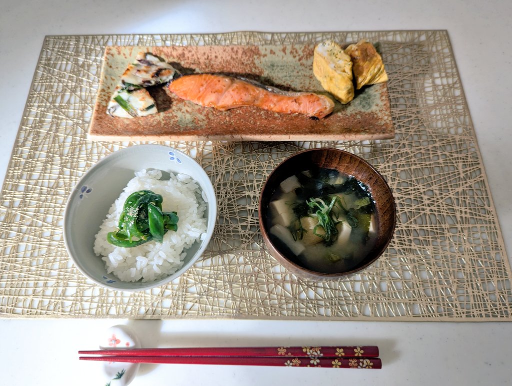 Kumako4609's tweet photo. おはようございます🧸

今日の朝ごはん🥢
焼き鮭定食🍚

朝活抹茶で一服🍵
お供はお土産で頂いた
福井恐竜博物館の恐竜サブレ🦕

昨日梅雨入りしましたが
今週も楽しく素敵な1週間を〜🍀
宜しくお願いします＼(^o^)／

#朝ごはん
#朝活抹茶 https://t.co/y6TsXUV8i1