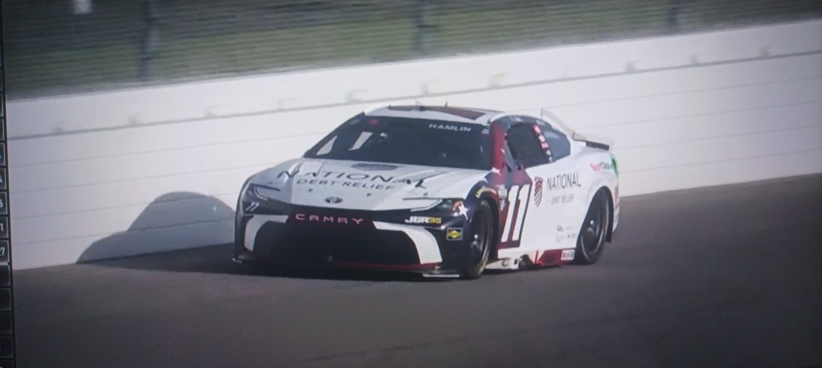 DaTrinidad's tweet photo. Terrible ese mounstro @dennyhamlin... Un veterano impresionante... Hizo pole... Penalizado por reparación... Largo 31° y finalmente feliz ganó increíble... 
Tremendo carrerón... https://t.co/eRUdFVRKSs