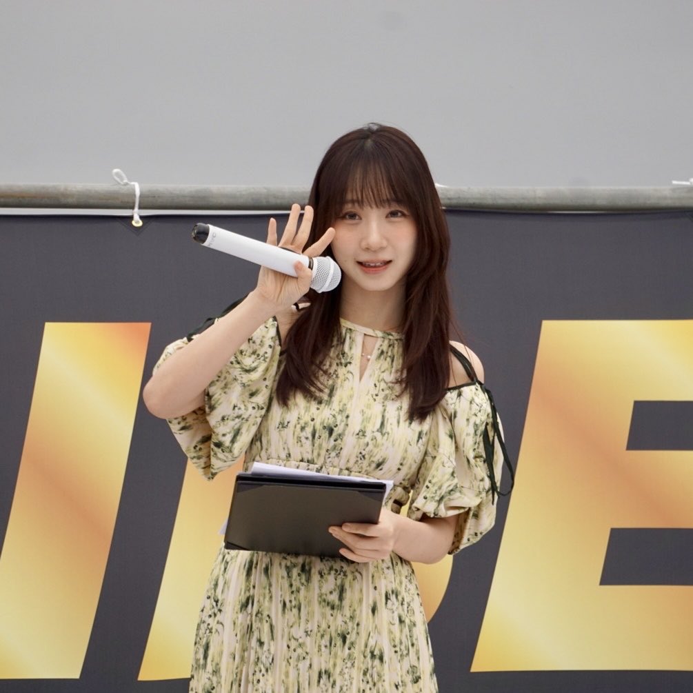 iori_emon's tweet photo. 最近はマイクパフォーマンスも上手🎤
#伊織もえ
https://t.co/Ox15DVHAji https://t.co/dF3U87bB68