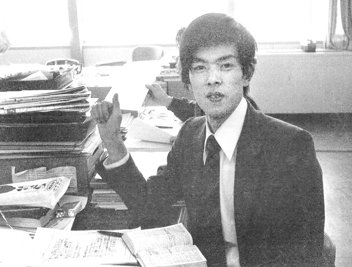 Ptaro_chan's tweet photo. 長崎県平戸で生まれる
　↓
大阪経済大学入学、英語の勉強に明け暮れる
　↓
卒業後は京都にある産業用機械メーカーに就職
　↓
貿易部の社員として西ドイツなど海外赴任を経験
　↓
翻訳会社を設立しようと退職するが挫折
　↓
地元の長崎に戻り、父の経営する小さなカメラ店を手伝う
　↓
　↓
　↓
30代のとき、佐世保に支店を出店し移住
　↓
その後、独立
　↓
　↓
　↓
カメラフィルムの「即日現像・手渡し」を旗印に、カメラ販売で業績を拡大
　↓
一般家庭へのビデオカメラの普及を機に、ソニーの特約店に
　↓
さらに、カラオケブームの到来に合わせて、パイオニアのカラオケセットを販売
　↓
　↓
　↓
1990年、知人を通じてラジオショッピング番組内への出演の依頼を受ける
　↓
とりあえずチャレンジしてみようと、放送中にコンパクトカメラを販売
　↓
たったの5分の放送でなんと50台を販売
　↓
通信販売に進出するきっかけとなる
　↓
　↓
　↓
1994年6月、テレビショッピングに進出
　↓
テレビ長崎にて放送を開始
　↓
2001年には生放送でのテレビショッピングを開始
　↓
　↓
　↓
本社屋内に専用スタジオを設ける
　↓
自身も積極的に出演
　↓
肥筑方言訛りの甲高い語り口が評判となり広く知られるようになる
　↓
　↓
　↓
2004年顧客リスト流出事件が発生
　↓
複数の元社員が共謀して犯行
　↓
この事件により、一連の広告活動及び商品の販売を当日から自粛することを発覚2時間後には決定
　↓
その期間、なんと48日間、150億円以上の損失
　↓
　↓
　↓
倒産の2文字が頭をよぎったがそれでも決断した理由は、
　↓
「支持してくださるお客さんに多大なご迷惑をお掛けしたのだから自粛は当然」
「原因を突き止めて二度と顧客に迷惑をかけないようにする」
「企業として経営者として説明責任を果たす、それが創業当初からの基本姿勢だから」
　↓
　↓
　↓
その後、信頼を回復し徐々に売り上げは右肩上がりに推移
　↓
2010年12月期に過去最高の売上高1,789億円を記録
　↓
しかし、売上の6割を占めてきたテレビの販売が不振に陥るなどの影響で、2011年度から2年連続で売上高が大きく減少
　↓
　↓
　↓
この状況に危機感を抱き、2013年を「覚悟の年」と位置付ける
　↓
2013年度中に過去最高益を出せなければ社長を退任することをインタビューや出演番組などで公言
　↓
結果、過去最高益となる約150億円以上の経常利益を達成
　↓
　↓
　↓
長くても2年後までに退任することを明言する
　↓
2015年、同社社長職から勇退
　↓
　↓
　↓
2017年、それまでスポンサー契約だったJリーグ「V・ファーレン長崎」を子会社化し代表取締役社長に就任
　↓
同チームは、債務超過や選手への給与未払い危機などに陥っていた
　↓
経営の再建を進めながら、クラブの環境を改善
　↓
自身は社長でありながら、ホームゲームの際は、試合会場や街頭に立ち、ビラ配りなどのPR活動に積極的に関わる
　↓
　↓
　↓
万年J2に甘んじていたチームは息を吹き返したかのように大躍進
　↓
並みいる強豪を次々に撃破
　↓
同年11月11日、自身が見守る中、見事勝利し、クラブ史上初のJ1リーグ昇格を果たす
　↓
　↓
　↓
2020年、同社を退任
　↓
就任からの3年間で累積赤字の解消や経営体質の強化に目途が立ったため

テレビ通販で一時代を築き、長崎の小さなカメラ店を誰もが知る1,000億円企業に。

「夢を持ち続け日々精進、情熱を持っている限り人は歳をとらない！」そう話すのが、

『ジャパネットたかた』創業者
株式会社A and Live
代表取締役社長　高田 明さん！