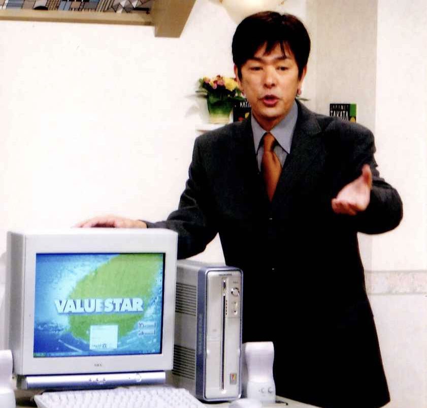 Ptaro_chan's tweet photo. 長崎県平戸で生まれる
　↓
大阪経済大学入学、英語の勉強に明け暮れる
　↓
卒業後は京都にある産業用機械メーカーに就職
　↓
貿易部の社員として西ドイツなど海外赴任を経験
　↓
翻訳会社を設立しようと退職するが挫折
　↓
地元の長崎に戻り、父の経営する小さなカメラ店を手伝う
　↓
　↓
　↓
30代のとき、佐世保に支店を出店し移住
　↓
その後、独立
　↓
　↓
　↓
カメラフィルムの「即日現像・手渡し」を旗印に、カメラ販売で業績を拡大
　↓
一般家庭へのビデオカメラの普及を機に、ソニーの特約店に
　↓
さらに、カラオケブームの到来に合わせて、パイオニアのカラオケセットを販売
　↓
　↓
　↓
1990年、知人を通じてラジオショッピング番組内への出演の依頼を受ける
　↓
とりあえずチャレンジしてみようと、放送中にコンパクトカメラを販売
　↓
たったの5分の放送でなんと50台を販売
　↓
通信販売に進出するきっかけとなる
　↓
　↓
　↓
1994年6月、テレビショッピングに進出
　↓
テレビ長崎にて放送を開始
　↓
2001年には生放送でのテレビショッピングを開始
　↓
　↓
　↓
本社屋内に専用スタジオを設ける
　↓
自身も積極的に出演
　↓
肥筑方言訛りの甲高い語り口が評判となり広く知られるようになる
　↓
　↓
　↓
2004年顧客リスト流出事件が発生
　↓
複数の元社員が共謀して犯行
　↓
この事件により、一連の広告活動及び商品の販売を当日から自粛することを発覚2時間後には決定
　↓
その期間、なんと48日間、150億円以上の損失
　↓
　↓
　↓
倒産の2文字が頭をよぎったがそれでも決断した理由は、
　↓
「支持してくださるお客さんに多大なご迷惑をお掛けしたのだから自粛は当然」
「原因を突き止めて二度と顧客に迷惑をかけないようにする」
「企業として経営者として説明責任を果たす、それが創業当初からの基本姿勢だから」
　↓
　↓
　↓
その後、信頼を回復し徐々に売り上げは右肩上がりに推移
　↓
2010年12月期に過去最高の売上高1,789億円を記録
　↓
しかし、売上の6割を占めてきたテレビの販売が不振に陥るなどの影響で、2011年度から2年連続で売上高が大きく減少
　↓
　↓
　↓
この状況に危機感を抱き、2013年を「覚悟の年」と位置付ける
　↓
2013年度中に過去最高益を出せなければ社長を退任することをインタビューや出演番組などで公言
　↓
結果、過去最高益となる約150億円以上の経常利益を達成
　↓
　↓
　↓
長くても2年後までに退任することを明言する
　↓
2015年、同社社長職から勇退
　↓
　↓
　↓
2017年、それまでスポンサー契約だったJリーグ「V・ファーレン長崎」を子会社化し代表取締役社長に就任
　↓
同チームは、債務超過や選手への給与未払い危機などに陥っていた
　↓
経営の再建を進めながら、クラブの環境を改善
　↓
自身は社長でありながら、ホームゲームの際は、試合会場や街頭に立ち、ビラ配りなどのPR活動に積極的に関わる
　↓
　↓
　↓
万年J2に甘んじていたチームは息を吹き返したかのように大躍進
　↓
並みいる強豪を次々に撃破
　↓
同年11月11日、自身が見守る中、見事勝利し、クラブ史上初のJ1リーグ昇格を果たす
　↓
　↓
　↓
2020年、同社を退任
　↓
就任からの3年間で累積赤字の解消や経営体質の強化に目途が立ったため

テレビ通販で一時代を築き、長崎の小さなカメラ店を誰もが知る1,000億円企業に。

「夢を持ち続け日々精進、情熱を持っている限り人は歳をとらない！」そう話すのが、

『ジャパネットたかた』創業者
株式会社A and Live
代表取締役社長　高田 明さん！