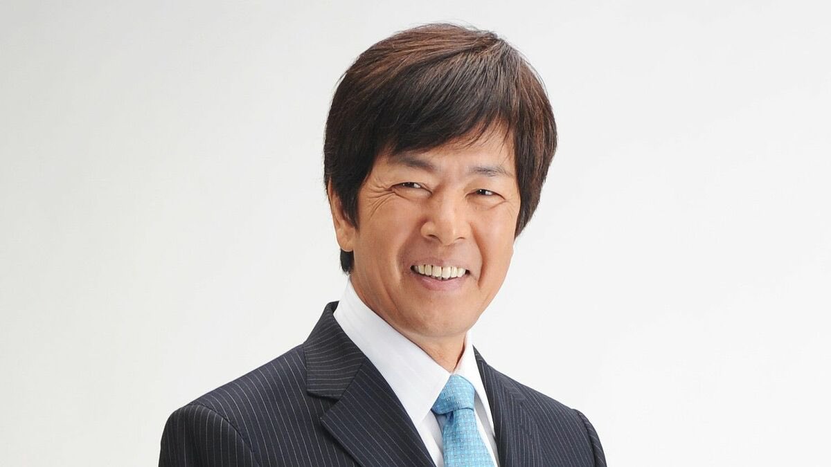 Ptaro_chan's tweet photo. 長崎県平戸で生まれる
　↓
大阪経済大学入学、英語の勉強に明け暮れる
　↓
卒業後は京都にある産業用機械メーカーに就職
　↓
貿易部の社員として西ドイツなど海外赴任を経験
　↓
翻訳会社を設立しようと退職するが挫折
　↓
地元の長崎に戻り、父の経営する小さなカメラ店を手伝う
　↓
　↓
　↓
30代のとき、佐世保に支店を出店し移住
　↓
その後、独立
　↓
　↓
　↓
カメラフィルムの「即日現像・手渡し」を旗印に、カメラ販売で業績を拡大
　↓
一般家庭へのビデオカメラの普及を機に、ソニーの特約店に
　↓
さらに、カラオケブームの到来に合わせて、パイオニアのカラオケセットを販売
　↓
　↓
　↓
1990年、知人を通じてラジオショッピング番組内への出演の依頼を受ける
　↓
とりあえずチャレンジしてみようと、放送中にコンパクトカメラを販売
　↓
たったの5分の放送でなんと50台を販売
　↓
通信販売に進出するきっかけとなる
　↓
　↓
　↓
1994年6月、テレビショッピングに進出
　↓
テレビ長崎にて放送を開始
　↓
2001年には生放送でのテレビショッピングを開始
　↓
　↓
　↓
本社屋内に専用スタジオを設ける
　↓
自身も積極的に出演
　↓
肥筑方言訛りの甲高い語り口が評判となり広く知られるようになる
　↓
　↓
　↓
2004年顧客リスト流出事件が発生
　↓
複数の元社員が共謀して犯行
　↓
この事件により、一連の広告活動及び商品の販売を当日から自粛することを発覚2時間後には決定
　↓
その期間、なんと48日間、150億円以上の損失
　↓
　↓
　↓
倒産の2文字が頭をよぎったがそれでも決断した理由は、
　↓
「支持してくださるお客さんに多大なご迷惑をお掛けしたのだから自粛は当然」
「原因を突き止めて二度と顧客に迷惑をかけないようにする」
「企業として経営者として説明責任を果たす、それが創業当初からの基本姿勢だから」
　↓
　↓
　↓
その後、信頼を回復し徐々に売り上げは右肩上がりに推移
　↓
2010年12月期に過去最高の売上高1,789億円を記録
　↓
しかし、売上の6割を占めてきたテレビの販売が不振に陥るなどの影響で、2011年度から2年連続で売上高が大きく減少
　↓
　↓
　↓
この状況に危機感を抱き、2013年を「覚悟の年」と位置付ける
　↓
2013年度中に過去最高益を出せなければ社長を退任することをインタビューや出演番組などで公言
　↓
結果、過去最高益となる約150億円以上の経常利益を達成
　↓
　↓
　↓
長くても2年後までに退任することを明言する
　↓
2015年、同社社長職から勇退
　↓
　↓
　↓
2017年、それまでスポンサー契約だったJリーグ「V・ファーレン長崎」を子会社化し代表取締役社長に就任
　↓
同チームは、債務超過や選手への給与未払い危機などに陥っていた
　↓
経営の再建を進めながら、クラブの環境を改善
　↓
自身は社長でありながら、ホームゲームの際は、試合会場や街頭に立ち、ビラ配りなどのPR活動に積極的に関わる
　↓
　↓
　↓
万年J2に甘んじていたチームは息を吹き返したかのように大躍進
　↓
並みいる強豪を次々に撃破
　↓
同年11月11日、自身が見守る中、見事勝利し、クラブ史上初のJ1リーグ昇格を果たす
　↓
　↓
　↓
2020年、同社を退任
　↓
就任からの3年間で累積赤字の解消や経営体質の強化に目途が立ったため

テレビ通販で一時代を築き、長崎の小さなカメラ店を誰もが知る1,000億円企業に。

「夢を持ち続け日々精進、情熱を持っている限り人は歳をとらない！」そう話すのが、

『ジャパネットたかた』創業者
株式会社A and Live
代表取締役社長　高田 明さん！