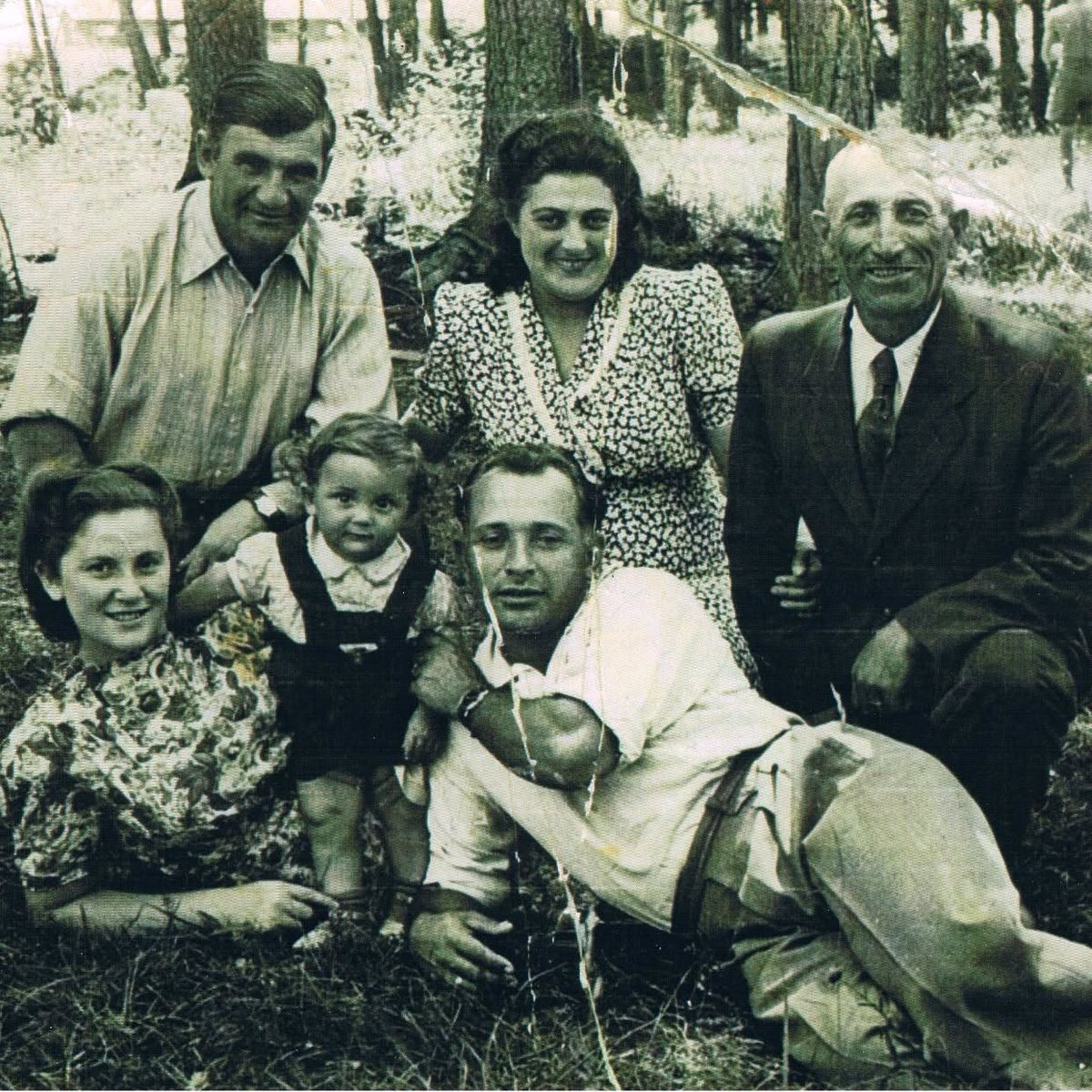 jpeftweets's tweet photo. Motke Ginsburg (zโโl) and his younger brother Tzalke escaped from the Ivie Ghetto after situating their parents and sisters with friendly peasants. They went to the village of Dokodova, where they were incorporated into the Russian otriad, Iskra.
As Iskra grew into a large brigade of over 200 men, Motke and Tzalke were sent for a course in demolition. The group specialized in sabotage and, during the war, Motke was responsible for blowing up 17 trains loaded with Nazi soldiers and war material.
Read more about Jewish partisan Motke Ginsburg (zโโl), born June 6, 1914: https://t.co/ZFEzAHY8zC
#jewishpartisans