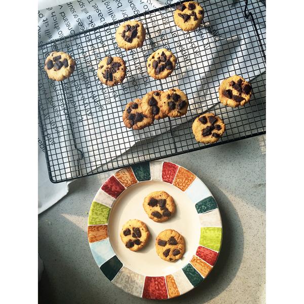 KiflyukViktoria's tweet photo. Just spent a cozy Sunday baking chocolate chip cookies—warm, gooey, and perfectly golden. Nothing beats the smell of fresh treats filling the kitchen!， https://t.co/JXOrMUVpeE