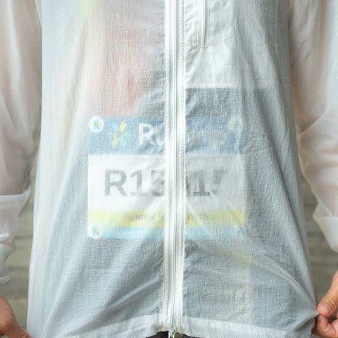 eiichiro_'s tweet photo. ゼッケン着たまま上着羽織っても透けるから大丈夫なやーつが出てた！
途中で脱ぐことわかってるけどレース前は寒いからスタートの時に着ていたい日に便利なやーつ。
シドニーマラソンで絶対いるから買う。
https://t.co/zUFsBhVVgO https://t.co/9j8MYKxLC7