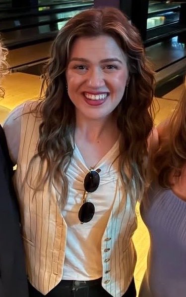 EndUpWithKC's tweet photo. She is gorgeous! 😍

It’s giving Thankful vibes, too. Anyone else think so?! https://t.co/3V9WCo6Ypx