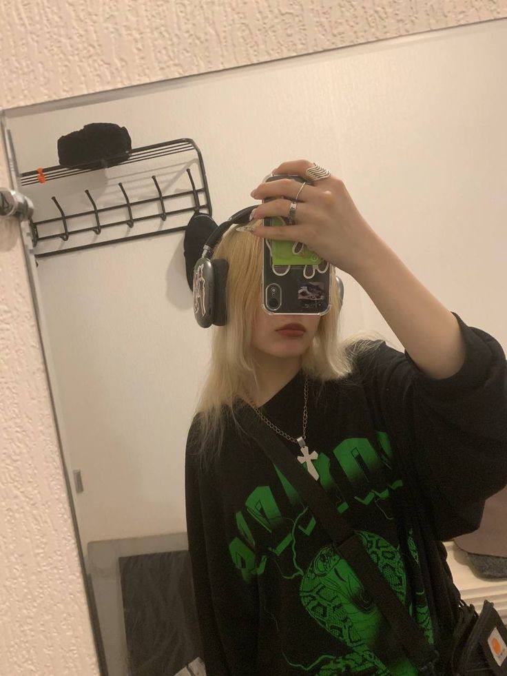 Alice tweet media