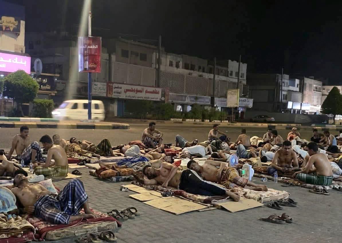 HmadyHnshl's tweet photo. حـكـومة الشرررررعيه جالسين في الخارج مكيفين بينما شعبه يعيش في اصعب الحالات مثل انقطااااع الكهرباء ونهيار الاقتصاد 
اهكذا هي المسؤلية؟ 

#عدن https://t.co/4DDuE7F5K5