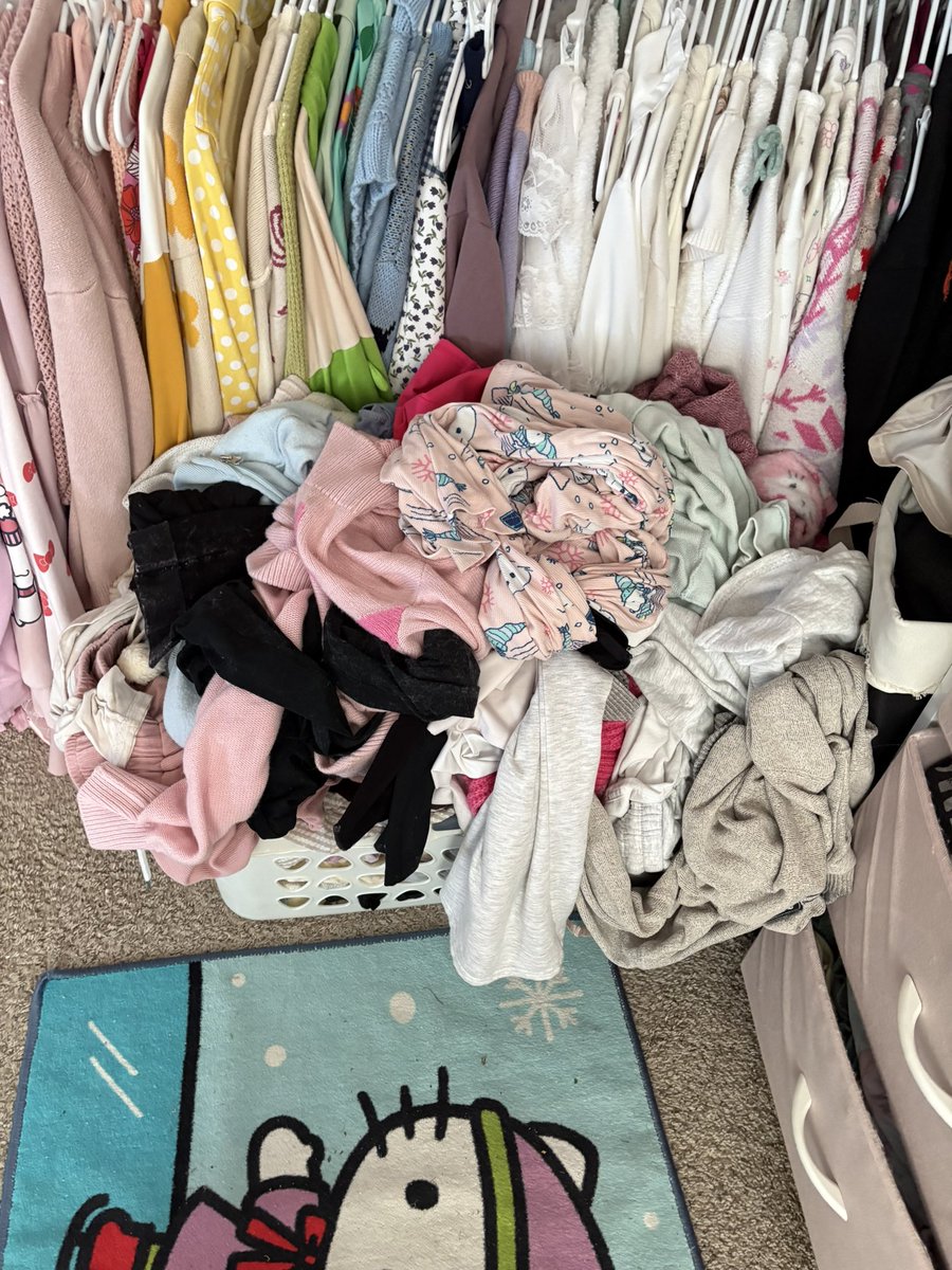 booboomoth's tweet photo. unwashed hair , pj pants , and a random shirt from my closet lol ... cus im not going anywhere today &amp; my laundry situation is getting out of hand ( havent folded anything like like 4 weeks 🥲😮‍💨 )

the only reason its not worse is cus i keep missing school , so im lowk not even- https://t.co/ZxeNt1aodS