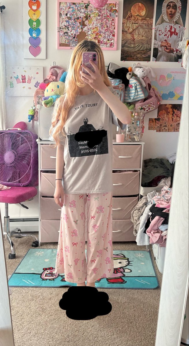 booboomoth's tweet photo. unwashed hair , pj pants , and a random shirt from my closet lol ... cus im not going anywhere today &amp; my laundry situation is getting out of hand ( havent folded anything like like 4 weeks 🥲😮‍💨 )

the only reason its not worse is cus i keep missing school , so im lowk not even- https://t.co/ZxeNt1aodS