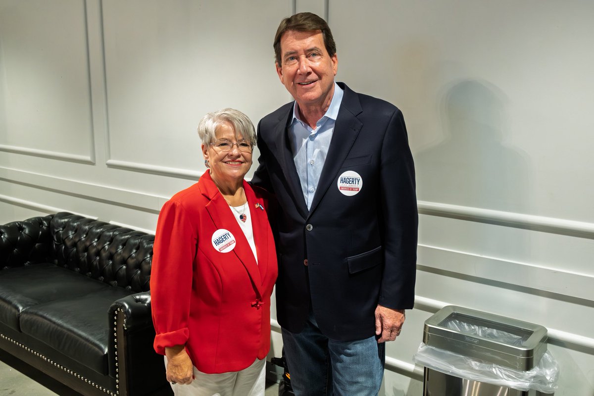BillHagertyTN's tweet photo. What a special evening at the Roane County Trump dinner as my good friend, Jim Henry, received the Lifetime Service Award. A well-deserved honor for his years of leadership, service, and dedication to Tennessee. https://t.co/UVbWigkF5d