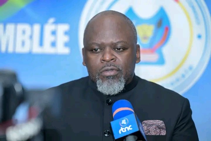VictorKambulu1's tweet photo. 🇨🇩LETTRE OUVERTE À L’HONORABLE MICHEL MOTO MUHIMA.

​Objet : L’outil constitutionnel face à l’urgence humanitaire et sécuritaire de Walikale et du Nord-Kivu

​Honorable Député @MichelMoto1,
​J’ai suivi avec une attention particulière votre récente prise de position affirmant que « la Constitution n’est pas un totem, mais un outil que l’on doit adapter lorsqu’il ne répond plus aux défis », et qualifiant le référendum de « chance historique ».

​En tant qu’élu de Walikale, un territoire qui subit de plein fouet les contrecoups de l’agression et de l’instabilité qui meurtrissent le Nord-Kivu, vos propos soulèvent des interrogations fondamentales au sein de la population qui vous a confié son mandat. C’est le sens des questions légitimes que je me permets de vous adresser publiquement aujourd'hui :

​1. L’urgence des priorités : Quel gain pour le peuple de Walikale ?
Dans le contexte politique et économique actuel, qu’est-ce qu’un élu de Walikale, et par extension sa base électorale, a concrètement à gagner en soutenant un changement de Constitution ? Au moment où nos populations attendent des réponses immédiates sur la sécurité, l'enclavement et la crise humanitaire, en quoi la modification des textes juridiques suprêmes constitue-t-elle une réponse prioritaire à leurs souffrances quotidiennes ?

​2. L’intégrité territoriale et l'agression des AFC/M23 : Vous soutenez l'idée d'un référendum, alors même que de vastes portions de notre province sont sous l'occupation des terroristes de l'AFC/M23. En quoi le changement de la Constitution va-t-il concrètement aider à libérer ces zones occupées ? L'urgence ne réside-t-elle pas d'abord dans la restauration de l'autorité de l'État et la puissance de feu de nos forces armées, plutôt que dans une refondation institutionnelle ?

​3. Le piège de l'exclusion des Kivu
Organiser un référendum dans le contexte actuel implique un risque majeur : celui de tenir un scrutin sans la participation pleine et entière des populations du Nord-Kivu et du Sud-Kivu, empêchées par l'insécurité. Comment peut-on parler d'une « chance historique de refonder la RDC avec son peuple, par son peuple » si une partie de ce même peuple, précisément celle qui verse son sang chaque jour, est de fait exclue de ce processus ? Un outil constitutionnel peut-il être légitimement ADAPTÉ en laissant de côté les provinces les plus meurtries du pays ?

​Honorable, l’outil ne répond plus aux défis, dites-vous. Mais pour les électeurs de Walikale, le défi absolu reste LA VIE , LA SÉCURITÉ et LA DIGNITÉ. Le sang de nos compatriotes ne cesse de couler. Est-il opportun de changer les règles du jeu institutionnel avant d'avoir sécurisé le terrain de jeu ?

​Dans l'espoir que la voix de vos électeurs trouvera un écho dans vos futures orientations, veuillez agréer, Honorable, l'expression de ma vigilance citoyenne.

​#RDC #NordKivu #Walikale #SecuriteRDC #Congo #Constitution
