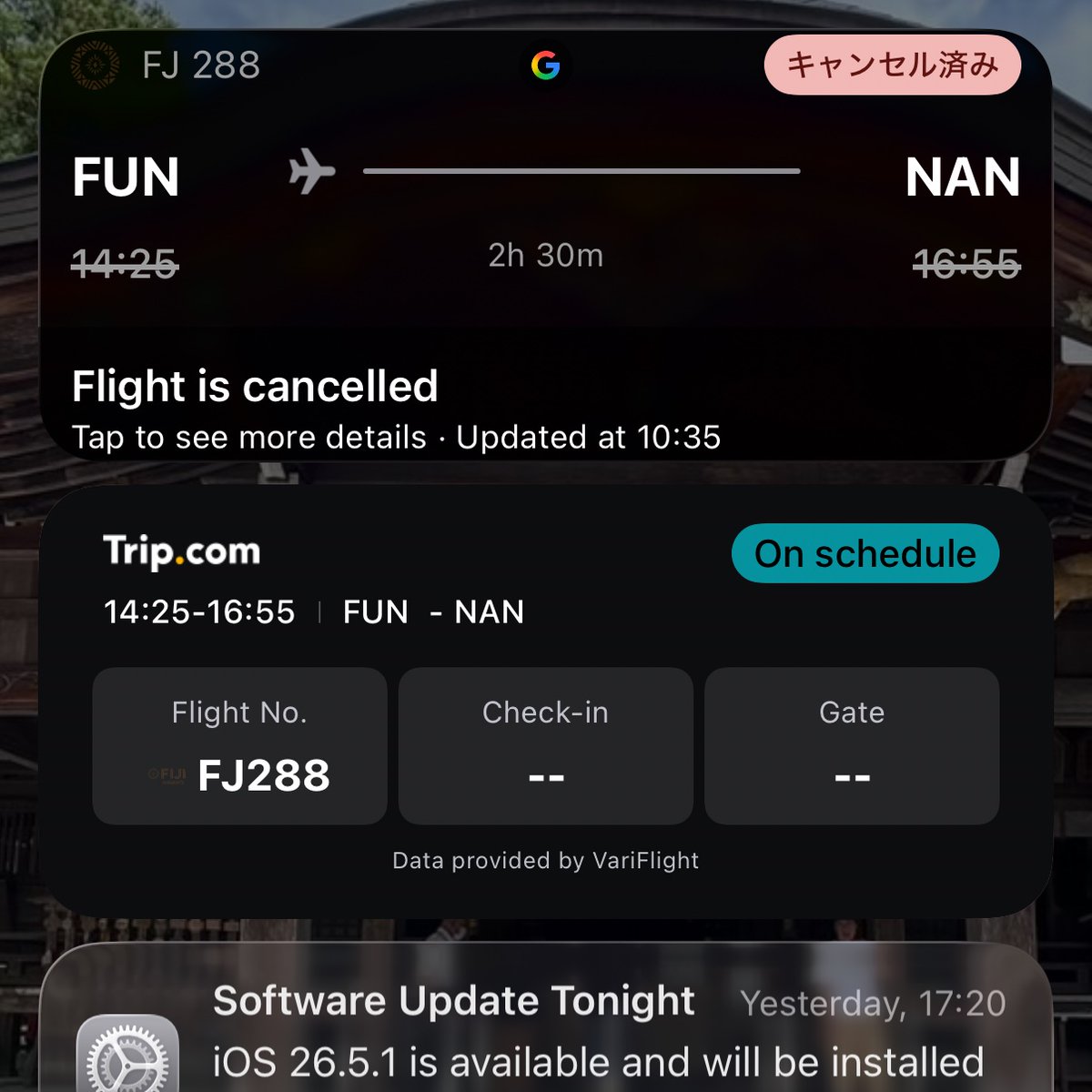 KazutankGoGo's tweet photo. "欠航"か"On schedule"か。
致命的な矛盾。どちらが正しいのか分からないまま空港へ向かう。 https://t.co/Gq9QS37BHL