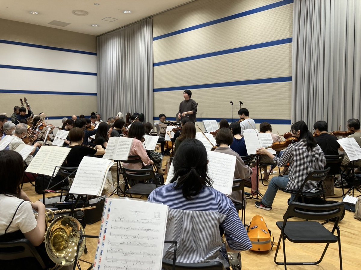 FukCivicOrch's tweet photo. 6月6日・7日の2日間にわたり、指揮者の小林先生をお迎えしての合奏練習を実施いたしました。7日の後半には、弦楽器の分奏指導を行っていただきました。
ご参加いただいたエキストラの皆様、ありがとうございました。
団員一同、皆様のご来場を心よりお待ちしております。 https://t.co/XOHQIgxsly
