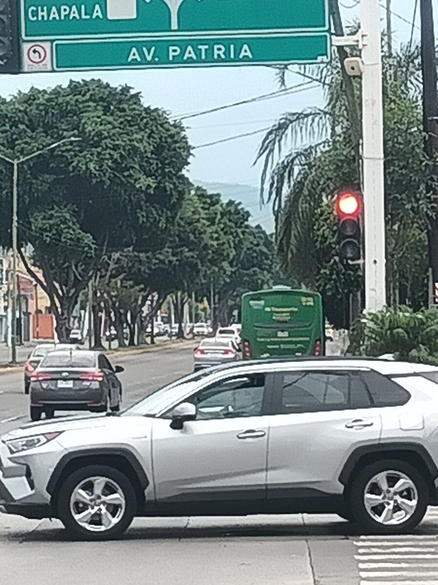 SSapacon's tweet photo. @TransporteJal @Trafico_ZMG 
Otra vez la ruta T10/626 dejando a usuarios con la mano estirada, con tal de pasar el semáforo de mariano otero y patria. Y entre más se le hacía señal de parada, se hizo a la izquierda con tal de pasar. Es la U-018 de los verdes https://t.co/POw1cFSmQN
