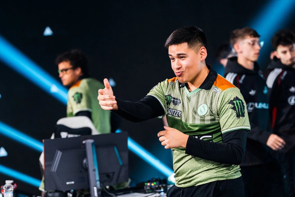CDLHater's tweet photo. Botzzy Vs LAT in GRAND FINALS :

.84 KD 

-19 OVR 

300 "Nice Mase'"

20 Tik Tok clips farmed 

MOVEMENT SO FAST HE'S THE NEXT QUICKSILVER 😭🤩🍑‼️ https://t.co/lyhedcACGC