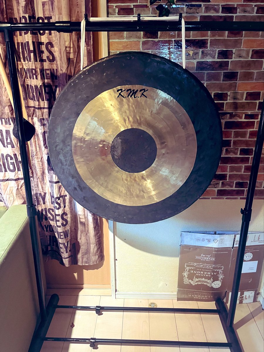 Aneki_drum's tweet photo. 誰も起きてこないから銅鑼叩いて起こした😬銅鑼出してなかったから湿気でカビないか確認の為もアリ😄起きてきた〜🤣w癒される音〜☺️✨ https://t.co/QNb6wZ9yJl