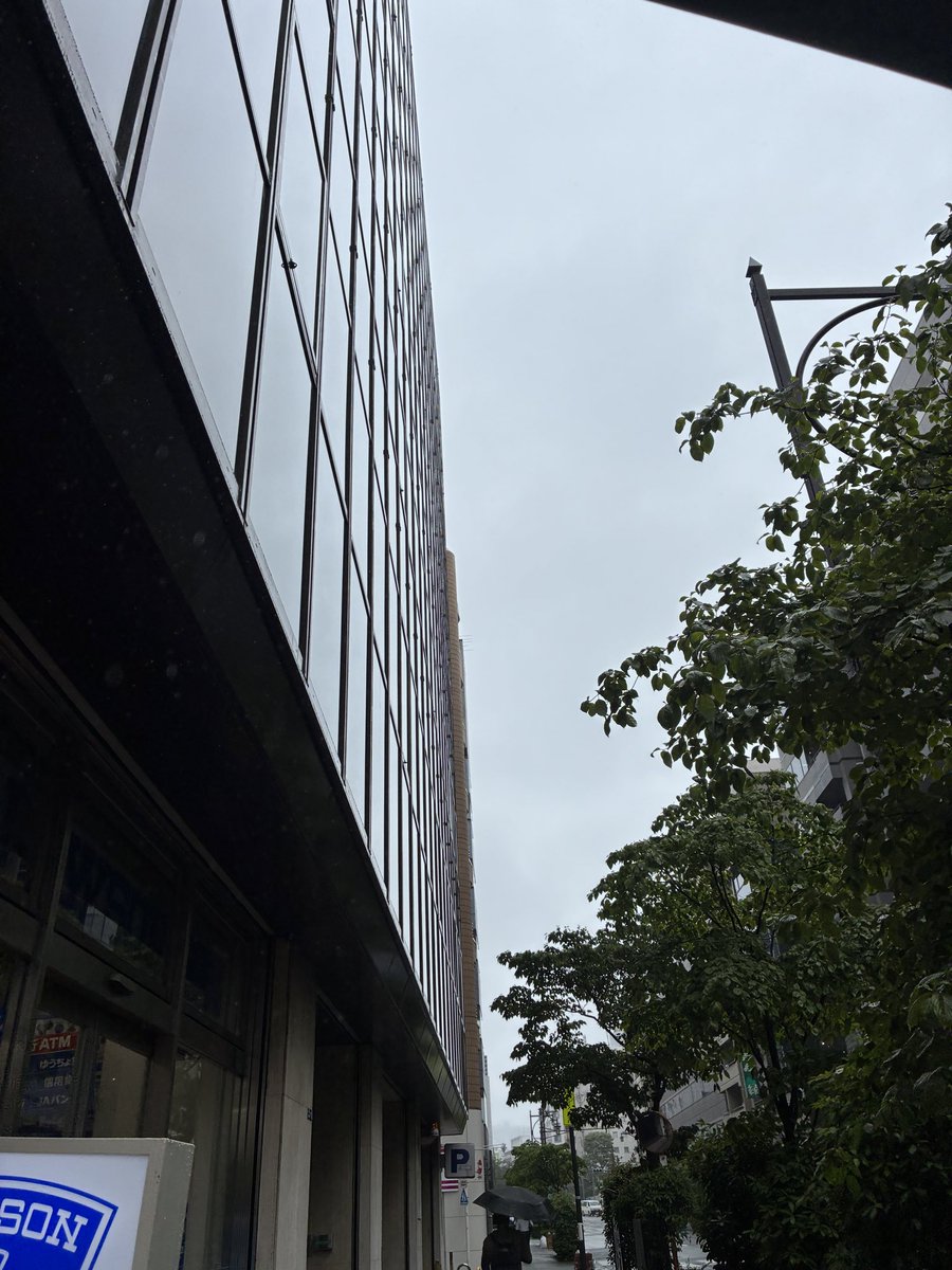 seiko_optjp's tweet photo. おはようございます。週明け梅雨入りした関東の朝です。シトシト雨が降ってますが、気温が高く無いのでまだ過ごしやすいですね。今日はロボット掃除機(ルンバ)の日だそうです。洗濯機は自動が当たり前でしたが、掃除機も自動？と驚いた記憶があります。今後AIの進化で自動家電が増えてくるのでしょうね。
#セイコーオプティカルプロダクツ　#企業公式が毎朝地元の天気を言い合う