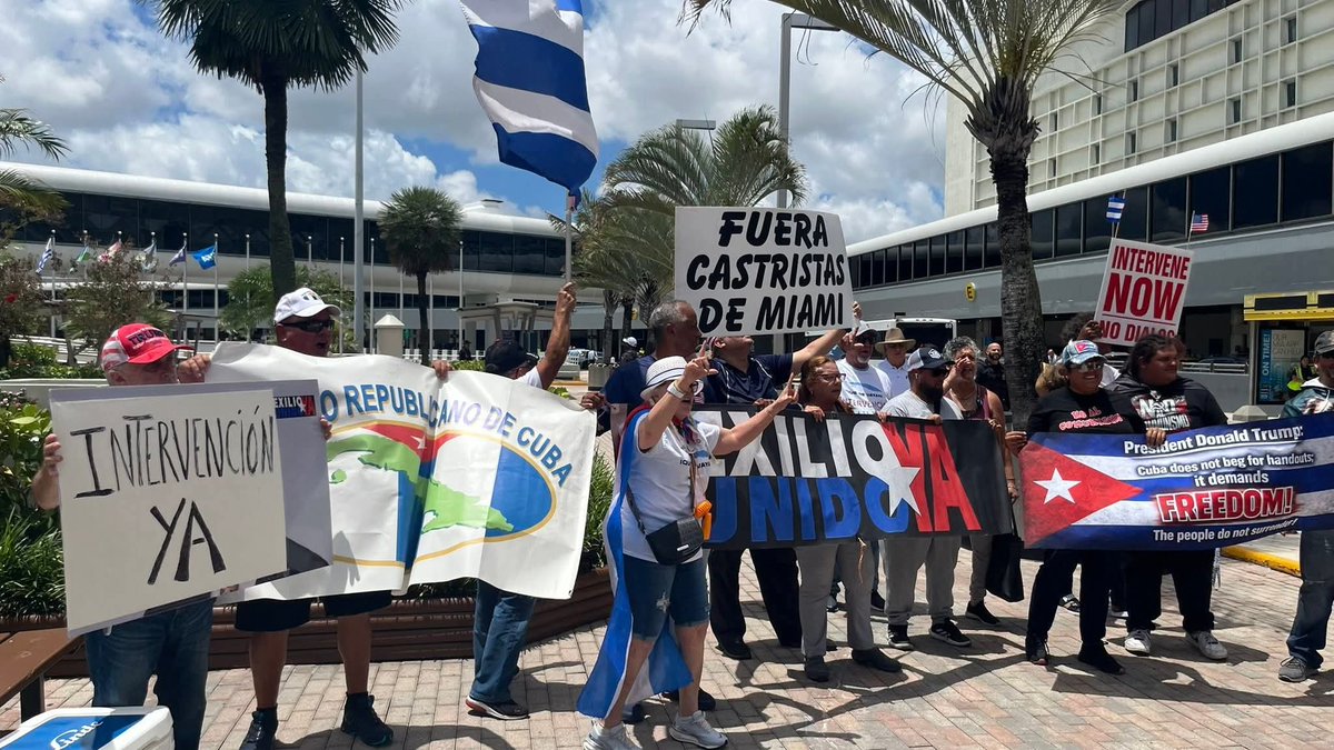 JLperiodista96's tweet photo. Miembros del Partido Republicano de Cuba y de Exilio Unido Ya enfrentaron este fin de semana una manifestación de defensores de la dictadura cubana en Miami. 

Durante el intercambio, los activistas denunciaron las violaciones de derechos humanos en la isla y rechazaron cualquier intento de justificar o respaldar al régimen cubano desde el exterior.
#TanteandoCuba