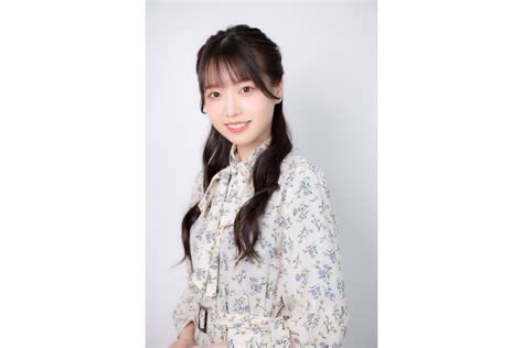 fullfacermmm's tweet photo. 最近学マスPになった方はご存知ないかもしれませんが、かつて十王星南役の陽高真白さんの宣材写真は左の画像でした。
めちゃくちゃ清楚なお姉さんですね。

ところが現在の宣材写真は右の画像。
どことなく眼力に狂気を感じます。
この頃からましぴは学マス界の怪異と化したのです https://t.co/48bcSC34bN