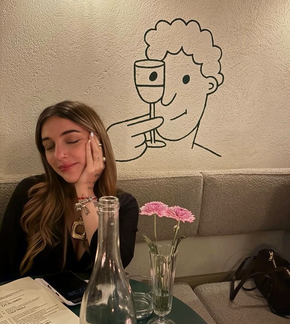 Estudio22Ana's tweet photo. No se explica lo que la extraño. 🥹🤏🏼 https://t.co/tArBEqrxGZ