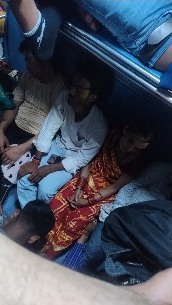 IMKishan07's tweet photo. @RailwaySeva @m8910505 @drmbsbner This is the status of the train. It stayed more than 1 hour at UNAULA . No any relief till now . I don't know what is happening, taking 30 mins + to cover 1kms approx https://t.co/3L7pXlNeOp