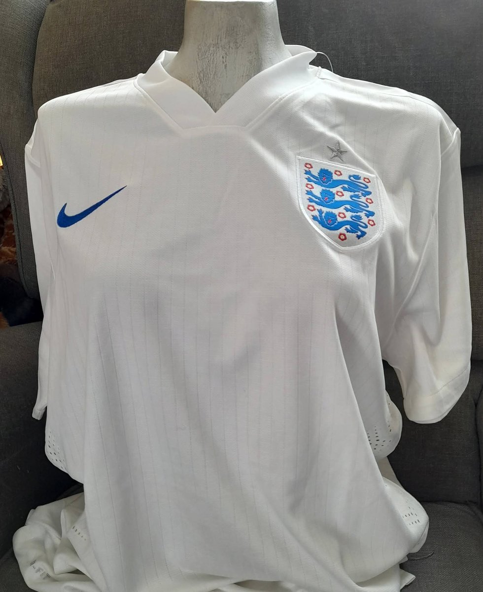 bighamster's tweet photo. Todsy england shirts are ftom thr 2014 world cup https://t.co/jbmEGTmg8g