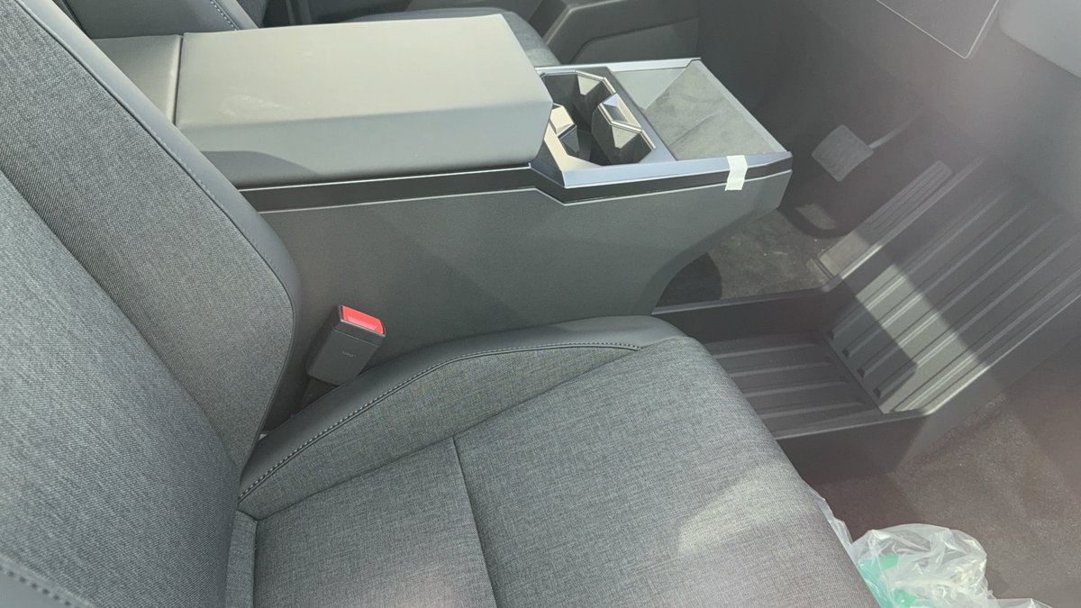bwhiteley's tweet photo. The local Tesla deliver center has several Base AWD @cybertruck in their lot. https://t.co/lL7jtJFZIf