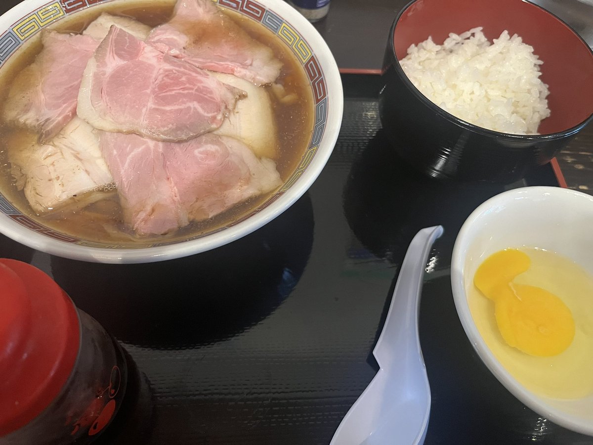 Chipp07's tweet photo. 朝ラー！
平打ちの手打ち麺もちもち！
あっさりスープで朝食として人気なの納得
チャーシュー2種類のっててめっちゃくちゃおいしかったぁ
ご飯は半分もらってもらった笑 https://t.co/xeNodCvSpX