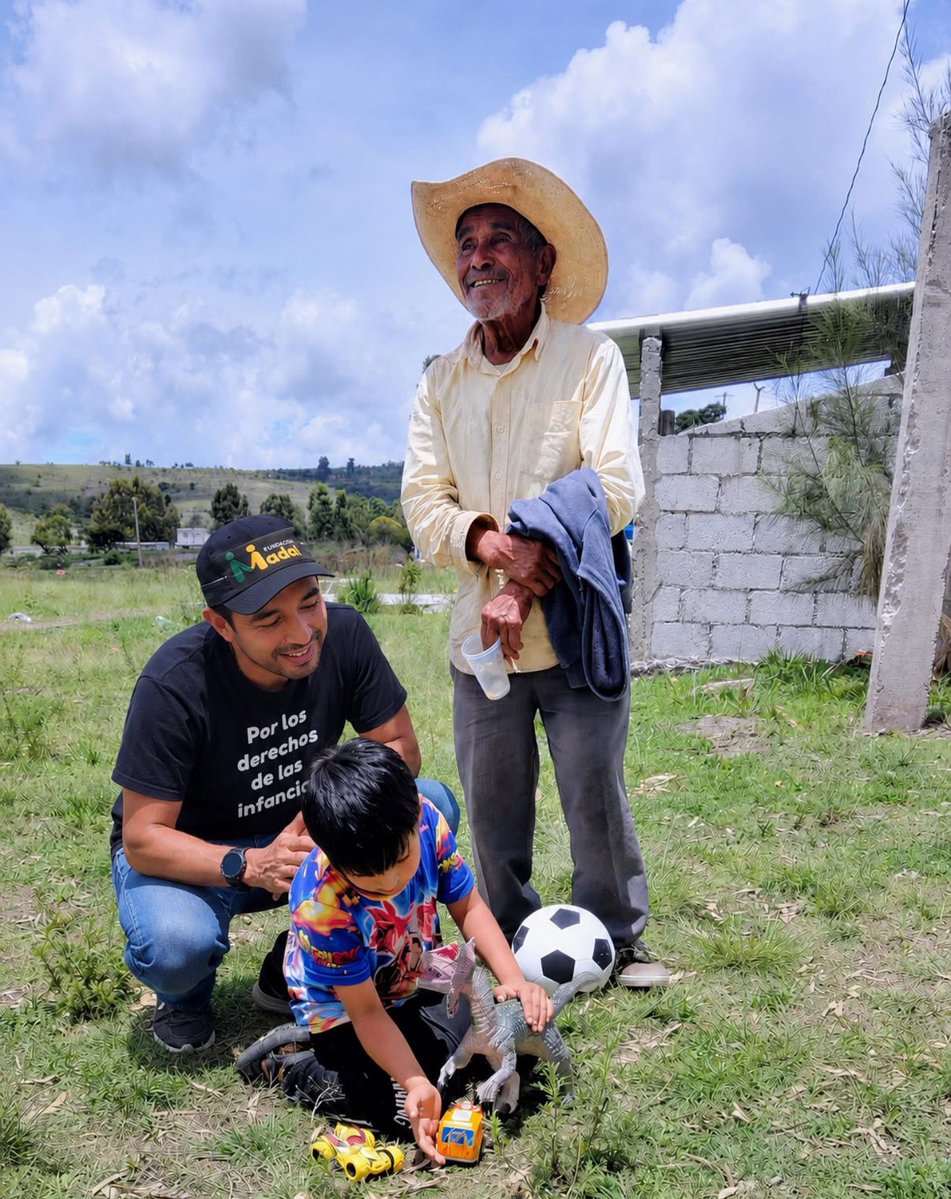 RafaActivista's tweet photo. A veces pensamos que cambiar una realidad requiere hacer algo enorme.

Pero hoy confirmé que, en ocasiones, basta un detalle para provocar una sonrisa, despertar la imaginación y regalar un momento de felicidad.

#VamosPorMás 🤟 https://t.co/kvPqv257cE