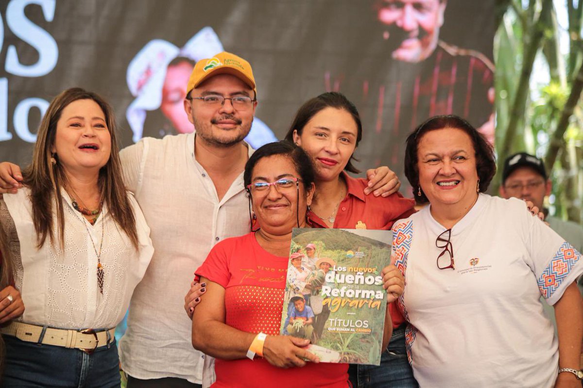MinAgricultura's tweet photo. Desde el sector Agricultura reconocemos a @harmanfelipe, un servidor público comprometido que puso su conocimiento, capacidad de gestión y convicción al servicio de la transformación del campo colombiano. 🌾

Su trabajo fue fundamental para avanzar en una de las principales apuestas de este Gobierno: devolver la tierra a quienes la trabajan y hacer de la #ReformaAgraria una verdadera #RevoluciónPorLaVida. ✊🏽

Gracias, Felipe, por contribuir a sembrar esperanza, dignidad y oportunidades para miles de familias campesinas. Los frutos de este esfuerzo seguirán creciendo en los territorios. 👩🏽‍🌾👨🏽‍🌾