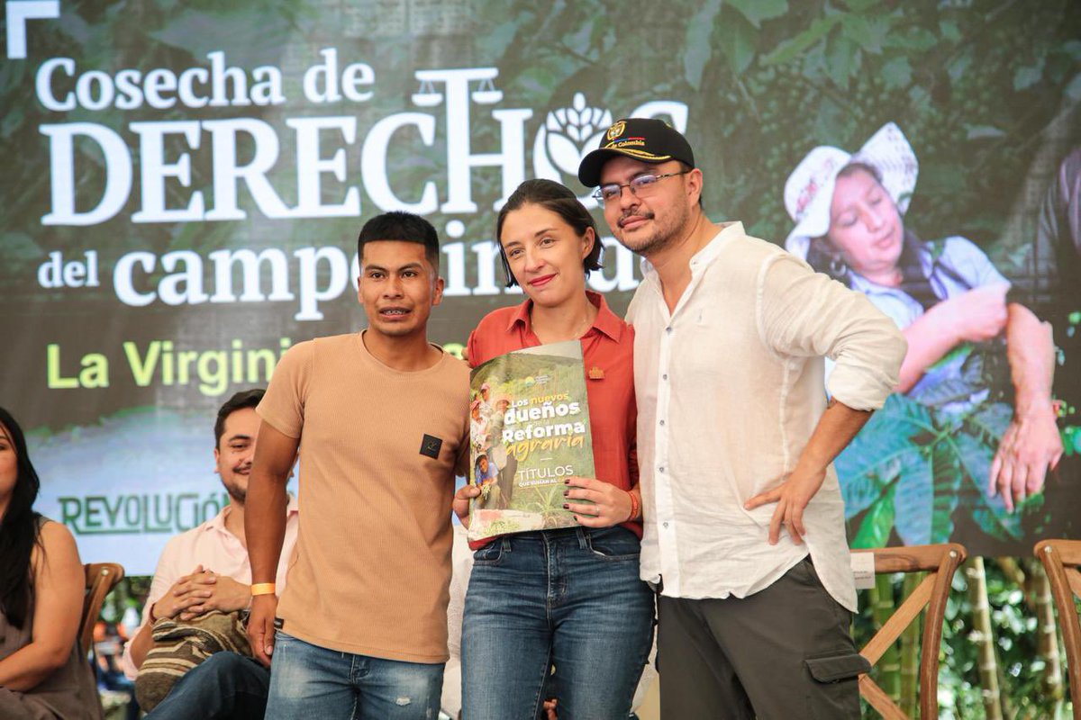 MinAgricultura's tweet photo. Desde el sector Agricultura reconocemos a @harmanfelipe, un servidor público comprometido que puso su conocimiento, capacidad de gestión y convicción al servicio de la transformación del campo colombiano. 🌾

Su trabajo fue fundamental para avanzar en una de las principales apuestas de este Gobierno: devolver la tierra a quienes la trabajan y hacer de la #ReformaAgraria una verdadera #RevoluciónPorLaVida. ✊🏽

Gracias, Felipe, por contribuir a sembrar esperanza, dignidad y oportunidades para miles de familias campesinas. Los frutos de este esfuerzo seguirán creciendo en los territorios. 👩🏽‍🌾👨🏽‍🌾
