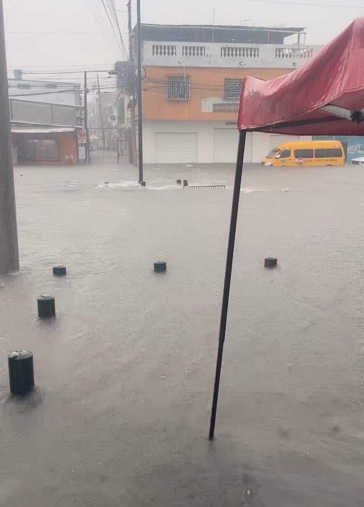 atenciongye's tweet photo. Guayaquil completamente inundado. #GuayaquilSinAlcalde https://t.co/0mDiLhq3Yp