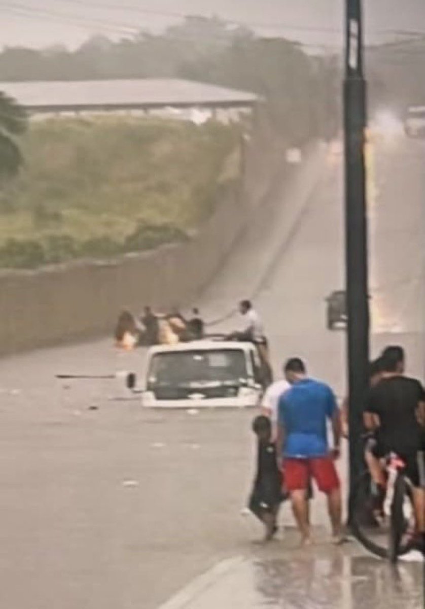 atenciongye's tweet photo. Guayaquil completamente inundado. #GuayaquilSinAlcalde https://t.co/0mDiLhq3Yp
