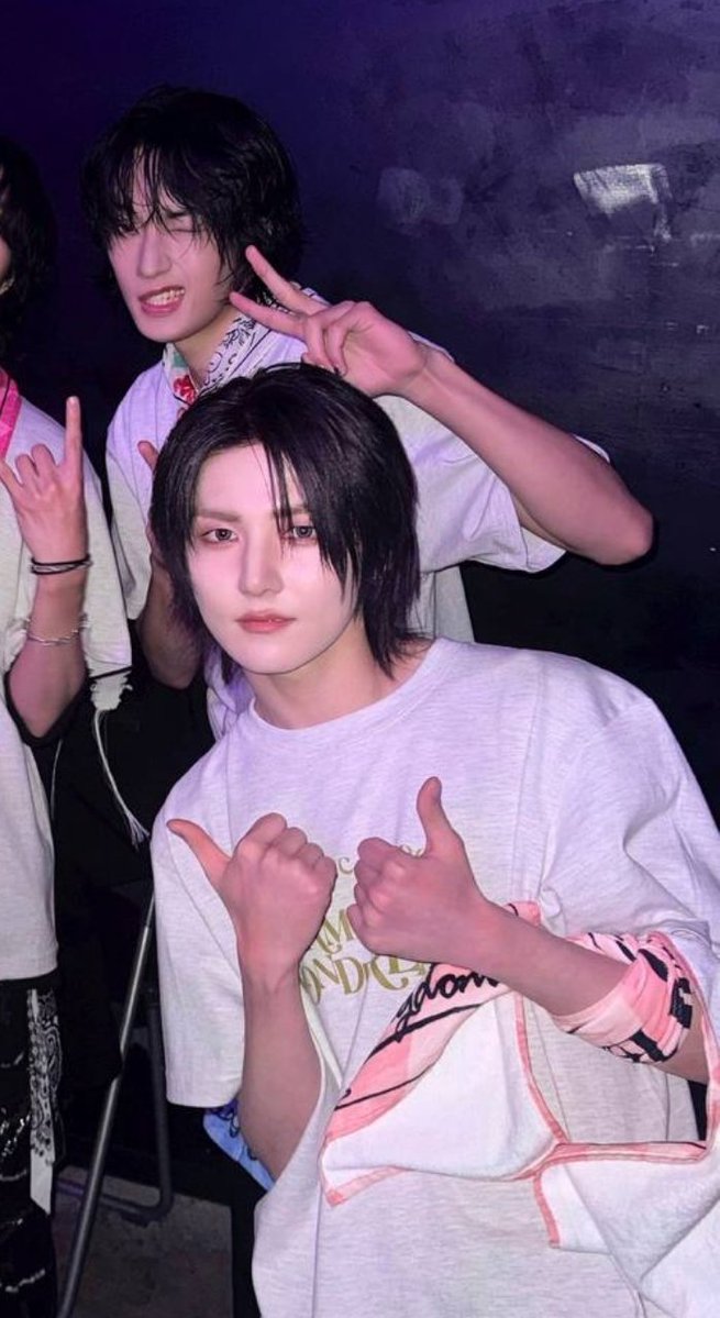 imdown_forthis's tweet photo. my favorite lesbian bias line 
I can't get enough of that video where shin was admiring seungmo and that the first seungmo's photo on fromm was shin https://t.co/cbRcknZguO