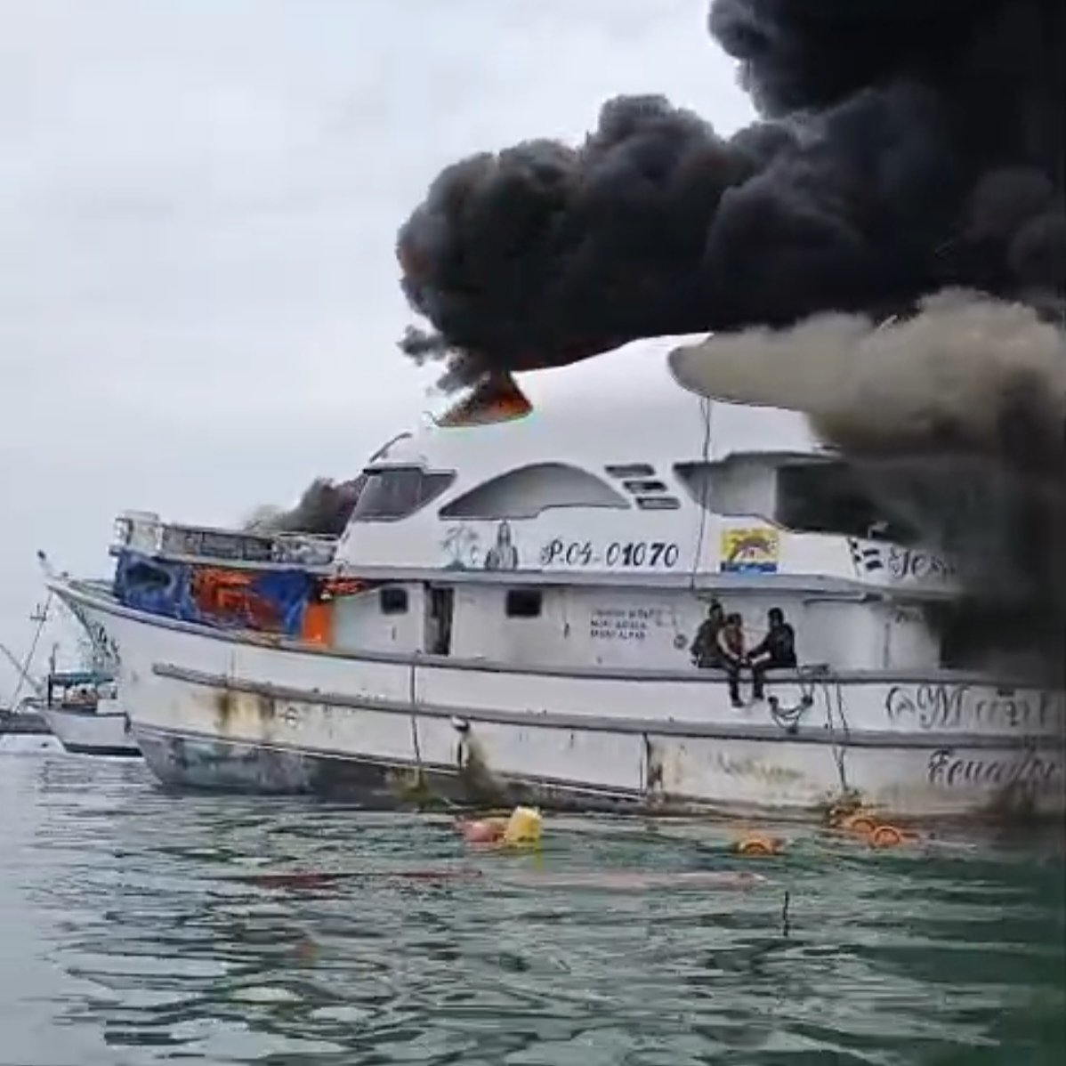 mmendozabelen's tweet photo. ⚠️ | Un giro en #Manta. En la Fiscalía consta una denuncia por el delito de incendio, los sospechosos son un padre y su hijo. Aquí todo cambia, porque el joven señalado (sospechoso) -es una de las dos personas en estado crítico tras el flagelo del 6 de junio de 2026 en el barco 'Jesús es mi Rey' en el puerto de #Manta -incendio que se expandió y dejó 35 embarcaciones quemadas (21 fibras y 14 barcos). Esto último provocó una pérdida de al menos USD 30 millones, basado en reportes de costos de los dueños de embarcaciones. Según las primeras indagaciones de las autoridades, los dos hombres que sufrieron quemaduras, habían sido contratados para arreglar un generador en el barco 'Jesús es mi Rey' y durante esas labores se generó una explosión. Con esto, - se abren nuevas diligencias... #Manabí
