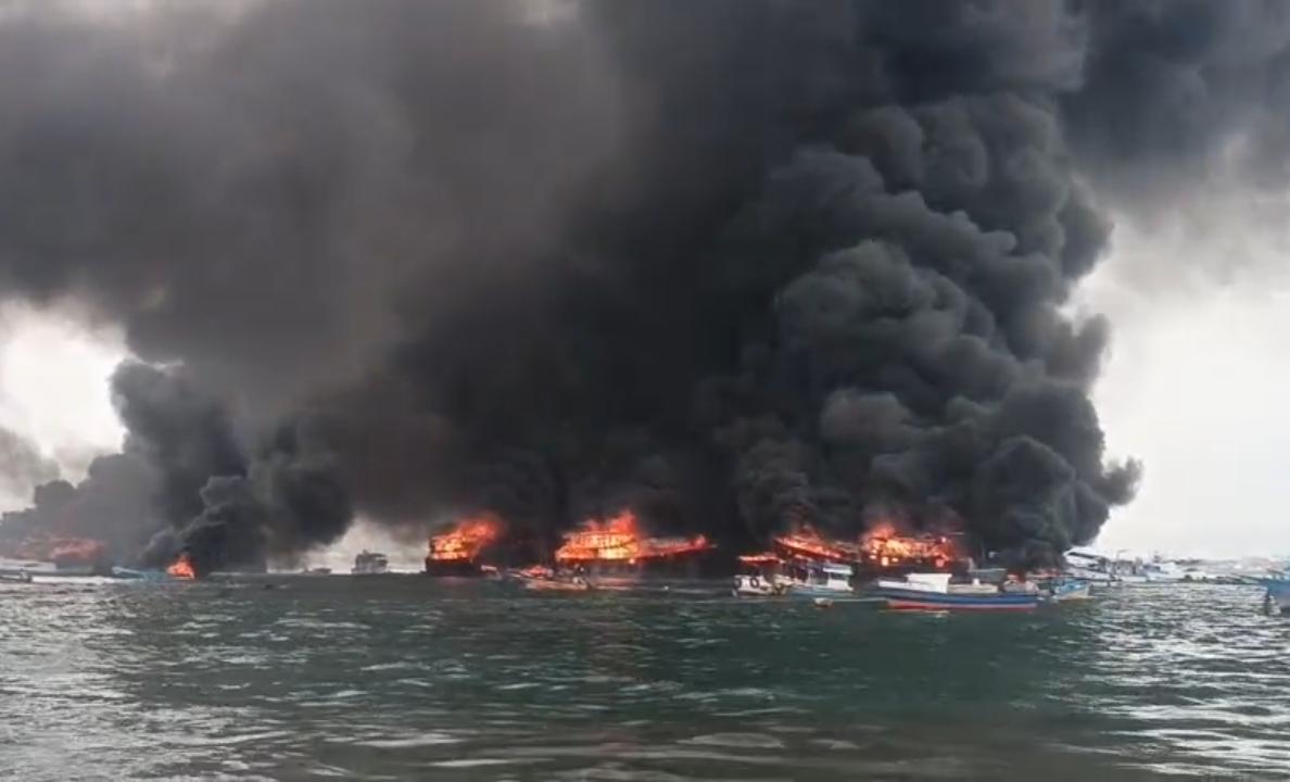 mmendozabelen's tweet photo. ⚠️ | Un giro en #Manta. En la Fiscalía consta una denuncia por el delito de incendio, los sospechosos son un padre y su hijo. Aquí todo cambia, porque el joven señalado (sospechoso) -es una de las dos personas en estado crítico tras el flagelo del 6 de junio de 2026 en el barco 'Jesús es mi Rey' en el puerto de #Manta -incendio que se expandió y dejó 35 embarcaciones quemadas (21 fibras y 14 barcos). Esto último provocó una pérdida de al menos USD 30 millones, basado en reportes de costos de los dueños de embarcaciones. Según las primeras indagaciones de las autoridades, los dos hombres que sufrieron quemaduras, habían sido contratados para arreglar un generador en el barco 'Jesús es mi Rey' y durante esas labores se generó una explosión. Con esto, - se abren nuevas diligencias... #Manabí