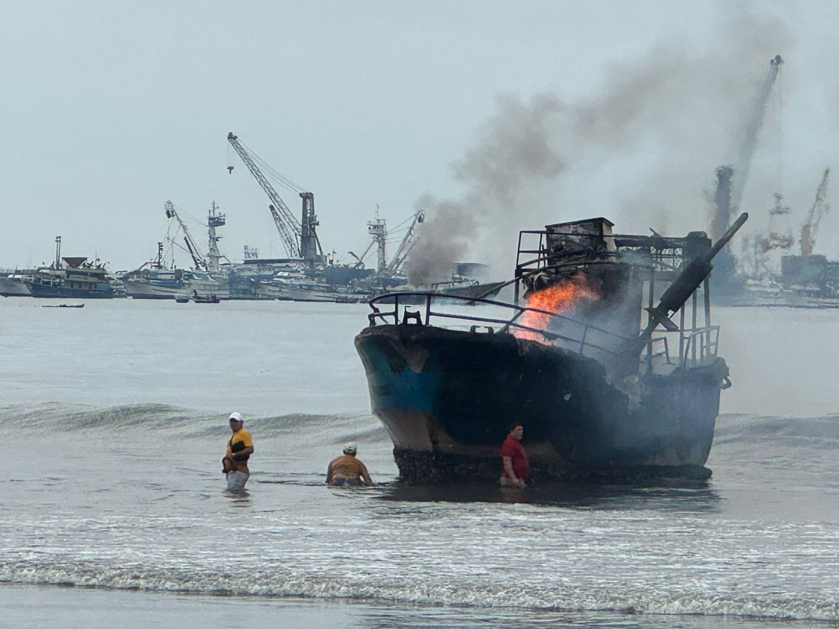 mmendozabelen's tweet photo. ⚠️ | Un giro en #Manta. En la Fiscalía consta una denuncia por el delito de incendio, los sospechosos son un padre y su hijo. Aquí todo cambia, porque el joven señalado (sospechoso) -es una de las dos personas en estado crítico tras el flagelo del 6 de junio de 2026 en el barco 'Jesús es mi Rey' en el puerto de #Manta -incendio que se expandió y dejó 35 embarcaciones quemadas (21 fibras y 14 barcos). Esto último provocó una pérdida de al menos USD 30 millones, basado en reportes de costos de los dueños de embarcaciones. Según las primeras indagaciones de las autoridades, los dos hombres que sufrieron quemaduras, habían sido contratados para arreglar un generador en el barco 'Jesús es mi Rey' y durante esas labores se generó una explosión. Con esto, - se abren nuevas diligencias... #Manabí
