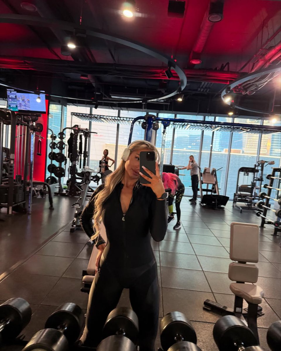 TiffanyMiller_6's tweet photo. Headphones on. World off. Focus mode activated. 🎧🖤 https://t.co/JWPlyVPBma