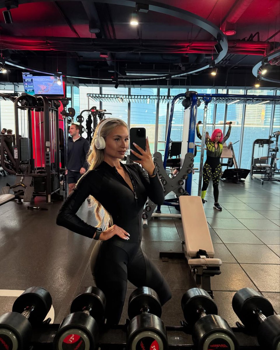 TiffanyMiller_6's tweet photo. Headphones on. World off. Focus mode activated. 🎧🖤 https://t.co/JWPlyVPBma