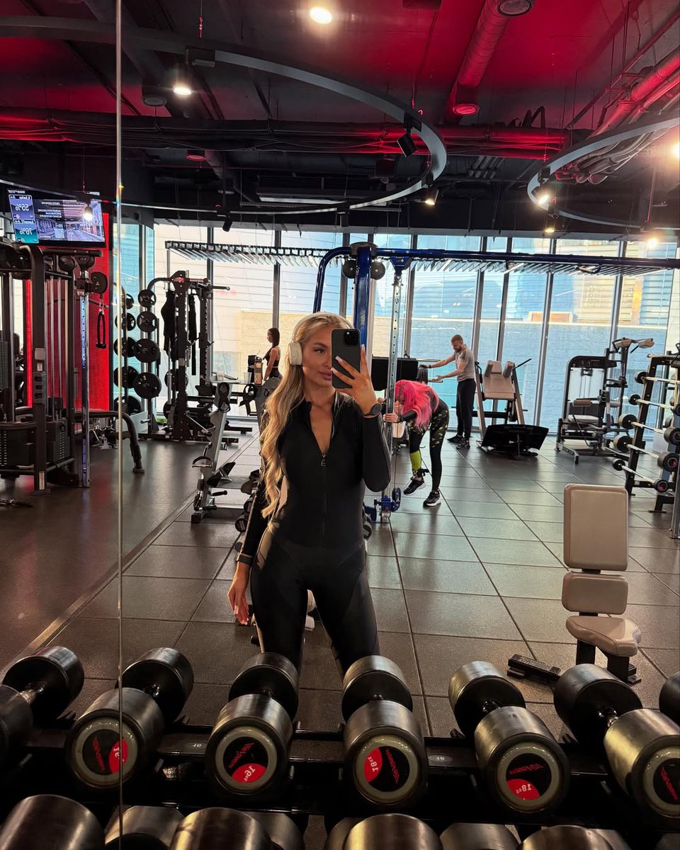 TiffanyMiller_6's tweet photo. Headphones on. World off. Focus mode activated. 🎧🖤 https://t.co/JWPlyVPBma