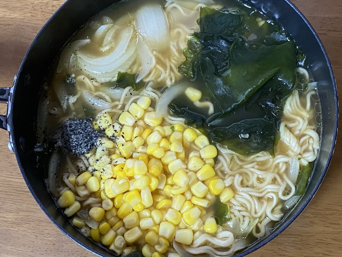 mosasaurusu246's tweet photo. 今日の1日1食はお休み
6月7日朝食

お休みの休日。インスタントラーメン🍜を作っちゃいました。

トッピングはタマネギ、ワカメ、コーン、すりゴマ。本当は玉子も入れたかったんだけど、在庫切れで断念。

食後にポップコーン🍿も作ってます。
味付けは塩と味の素。 https://t.co/I1RqnrOFhf
